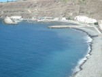 Strand und kleiner Hafen von Playa Santiago auf La Gomera