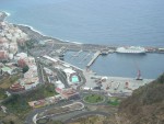Blick vom Berg auf den Hafen Santa Cruz de la Palma